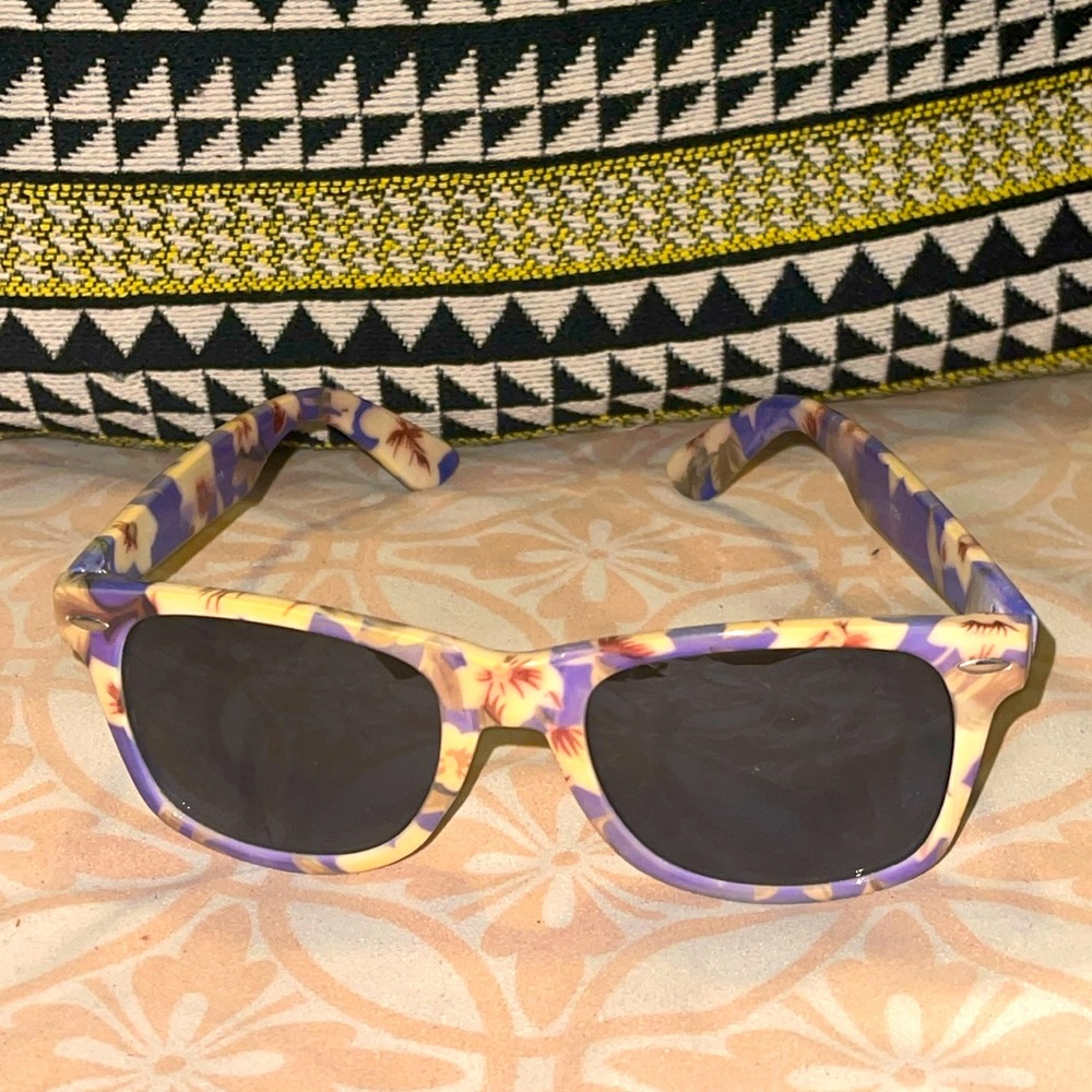 Flower printed sunglasses. Just in time for Easter 🐣
